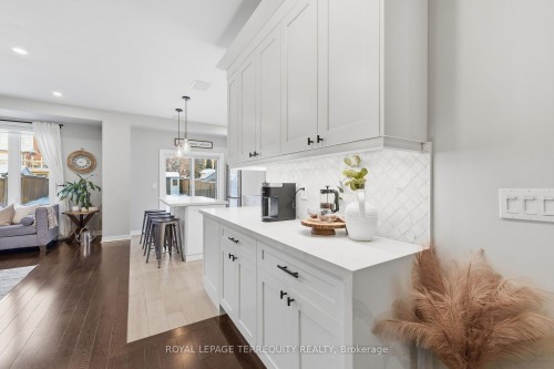 146 Underwood Drive, Whitby, ON - Indoor Photo Showing Kitchen