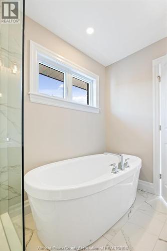 569 Holburn Street, Windsor, ON - Indoor Photo Showing Bathroom