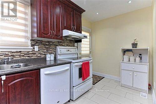 65 Newstead Crescent, Brampton, ON - Indoor Photo Showing Kitchen
