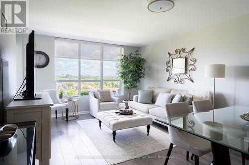 709 - 1140 Parkwest Place, Mississauga, ON - Indoor Photo Showing Living Room