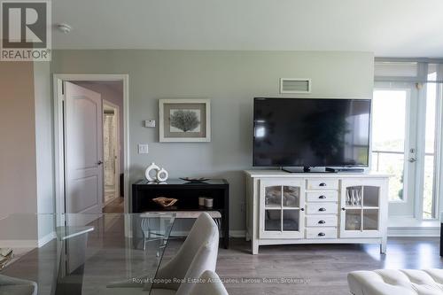 709 - 1140 Parkwest Place, Mississauga, ON - Indoor Photo Showing Living Room