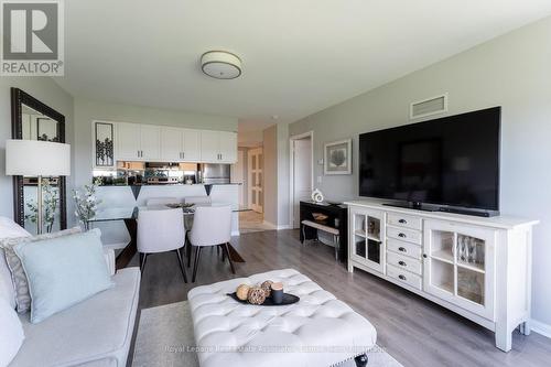 709 - 1140 Parkwest Place, Mississauga, ON - Indoor Photo Showing Living Room