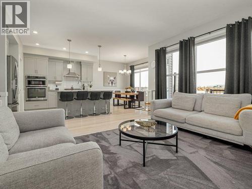 102 Blackwolf Bay N, Lethbridge, AB - Indoor Photo Showing Living Room
