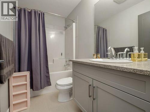102 Blackwolf Bay N, Lethbridge, AB - Indoor Photo Showing Bathroom