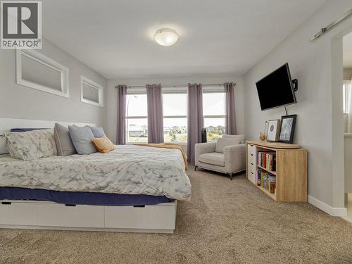 102 Blackwolf Bay N, Lethbridge, AB - Indoor Photo Showing Bedroom