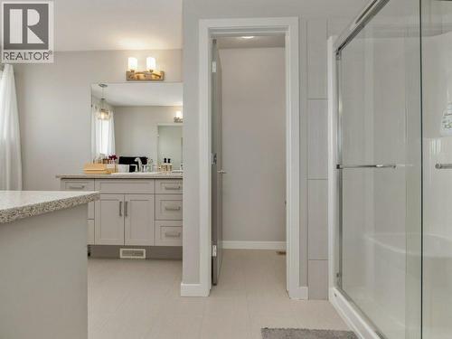 102 Blackwolf Bay N, Lethbridge, AB - Indoor Photo Showing Bathroom