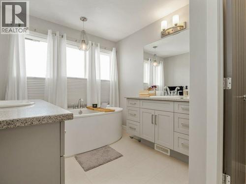 102 Blackwolf Bay N, Lethbridge, AB - Indoor Photo Showing Bathroom