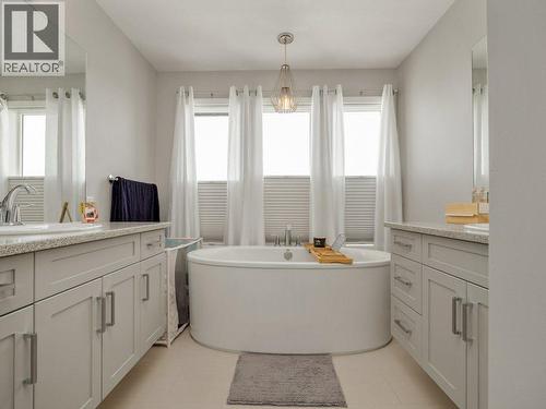 102 Blackwolf Bay N, Lethbridge, AB - Indoor Photo Showing Bathroom