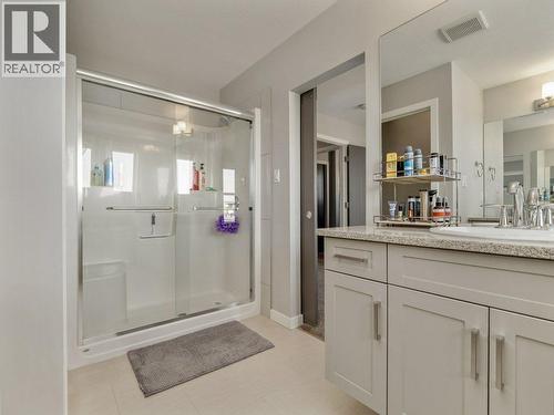 102 Blackwolf Bay N, Lethbridge, AB - Indoor Photo Showing Bathroom