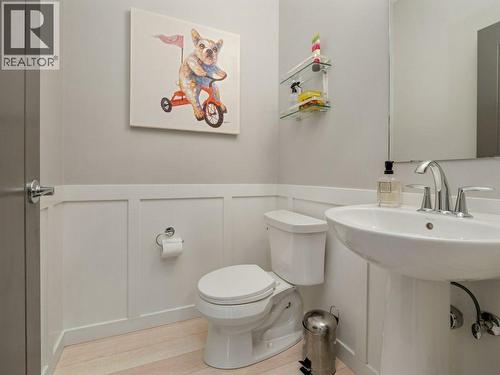 102 Blackwolf Bay N, Lethbridge, AB - Indoor Photo Showing Bathroom