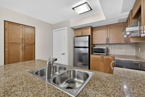 138-326 John Street, Markham, ON - Indoor Photo Showing Kitchen With Double Sink
