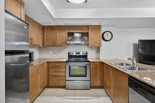 138-326 John Street, Markham, ON - Indoor Photo Showing Kitchen With Double Sink