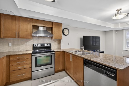 138-326 John Street, Markham, ON - Indoor Photo Showing Kitchen With Double Sink