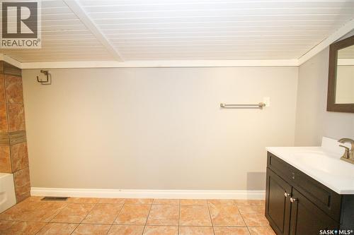 689 2Nd Street W, Shaunavon, SK - Indoor Photo Showing Bathroom
