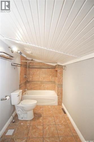 689 2Nd Street W, Shaunavon, SK - Indoor Photo Showing Bathroom