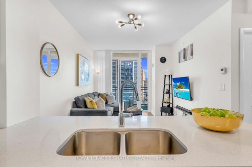 1811-5033 Four Springs Avenue, Mississauga, ON - Indoor Photo Showing Kitchen With Double Sink