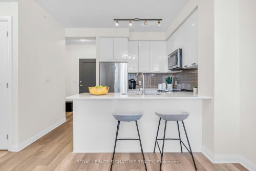 1811-5033 Four Springs Avenue, Mississauga, ON - Indoor Photo Showing Kitchen With Upgraded Kitchen