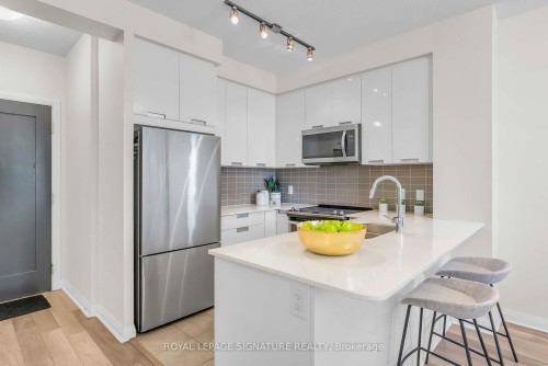 1811-5033 Four Springs Avenue, Mississauga, ON - Indoor Photo Showing Kitchen With Stainless Steel Kitchen
