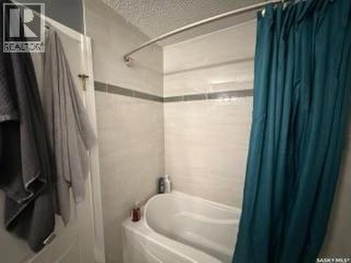 405 3Rd Avenue W, Biggar, SK - Indoor Photo Showing Bathroom