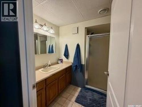 405 3Rd Avenue W, Biggar, SK - Indoor Photo Showing Bathroom