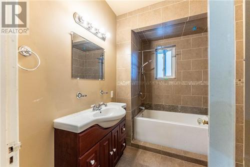 288 Albinson Street, Sudbury, ON - Indoor Photo Showing Bathroom