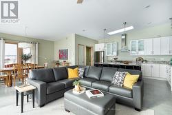 Spacious Living room - 