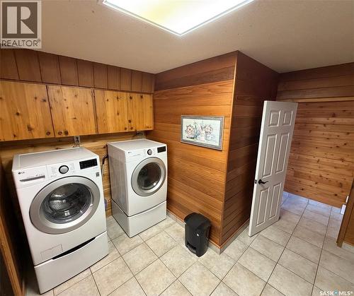 74 Nunn Street, La Ronge, SK - Indoor Photo Showing Laundry Room