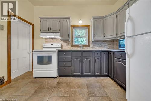 690 Wallace Avenue S, Listowel, ON - Indoor Photo Showing Kitchen