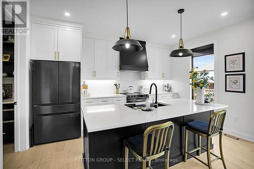 1894 Fountain Grass Drive, London South (South B), ON - Indoor Photo Showing Kitchen With Upgraded Kitchen