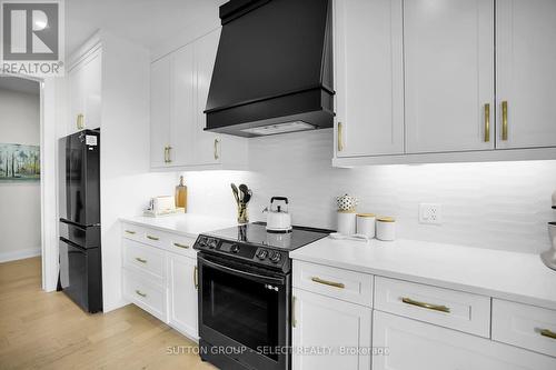 1894 Fountain Grass Drive, London South (South B), ON - Indoor Photo Showing Kitchen With Upgraded Kitchen