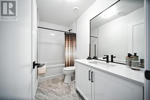 1894 Fountain Grass Drive, London South (South B), ON - Indoor Photo Showing Bathroom