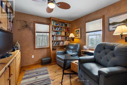 72 Maplewood Road, Hastings Highlands (Bangor Ward), ON - Indoor Photo Showing Living Room