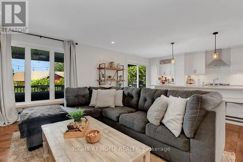 201 Versaille Street, Alfred And Plantagenet, ON - Indoor Photo Showing Living Room