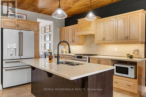 813 Platinum Street, Clarence-Rockland, ON - Indoor Photo Showing Kitchen With Double Sink With Upgraded Kitchen