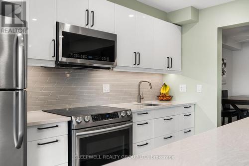 566 Meadowcreek Circle, Ottawa, ON - Indoor Photo Showing Kitchen With Upgraded Kitchen