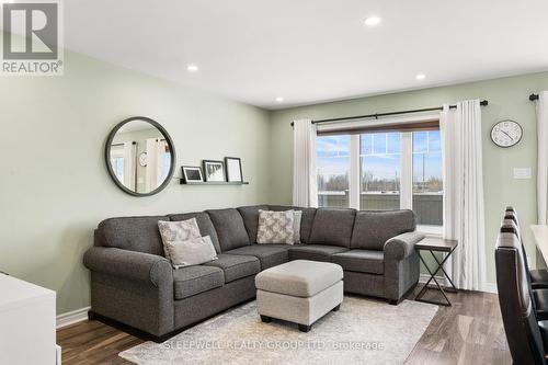 566 Meadowcreek Circle, Ottawa, ON - Indoor Photo Showing Living Room