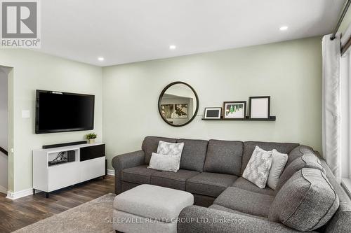 566 Meadowcreek Circle, Ottawa, ON - Indoor Photo Showing Living Room
