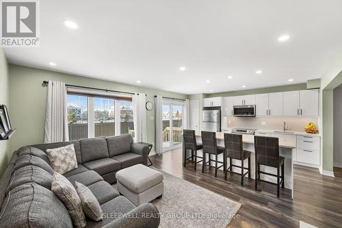 566 Meadowcreek Circle, Ottawa, ON - Indoor Photo Showing Living Room