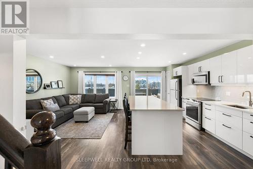 566 Meadowcreek Circle, Ottawa, ON - Indoor Photo Showing Kitchen With Upgraded Kitchen