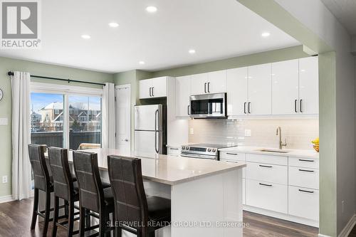 566 Meadowcreek Circle, Ottawa, ON - Indoor Photo Showing Kitchen With Upgraded Kitchen