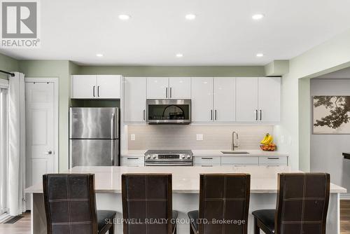 566 Meadowcreek Circle, Ottawa, ON - Indoor Photo Showing Kitchen With Upgraded Kitchen