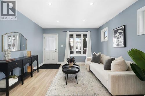 1106-08 Elm Avenue, Windsor, ON - Indoor Photo Showing Living Room