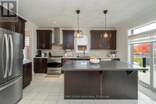 30 Danfield Court, Brampton, ON - Indoor Photo Showing Kitchen With Upgraded Kitchen