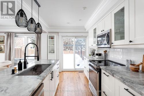 4074 Kryzan Drive, Burlington, ON - Indoor Photo Showing Kitchen With Upgraded Kitchen