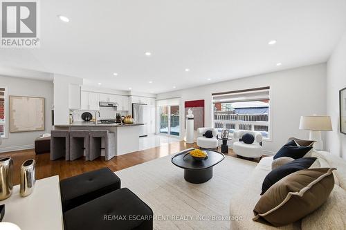 911 Zelinsky Crescent, Milton, ON - Indoor Photo Showing Living Room