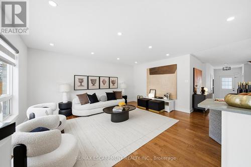 911 Zelinsky Crescent, Milton, ON - Indoor Photo Showing Living Room