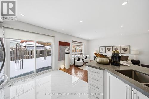 911 Zelinsky Crescent, Milton, ON - Indoor Photo Showing Kitchen