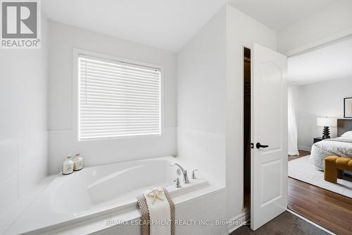 911 Zelinsky Crescent, Milton, ON - Indoor Photo Showing Bathroom