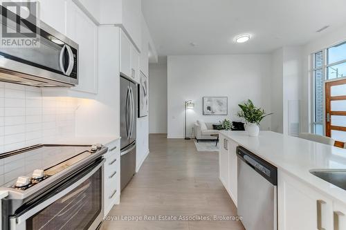 124 - 8 Nahani Way, Mississauga, ON - Indoor Photo Showing Kitchen With Upgraded Kitchen