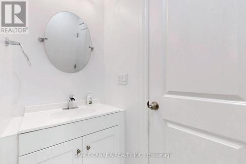 85 Albany Avenue, Hamilton, ON - Indoor Photo Showing Bathroom